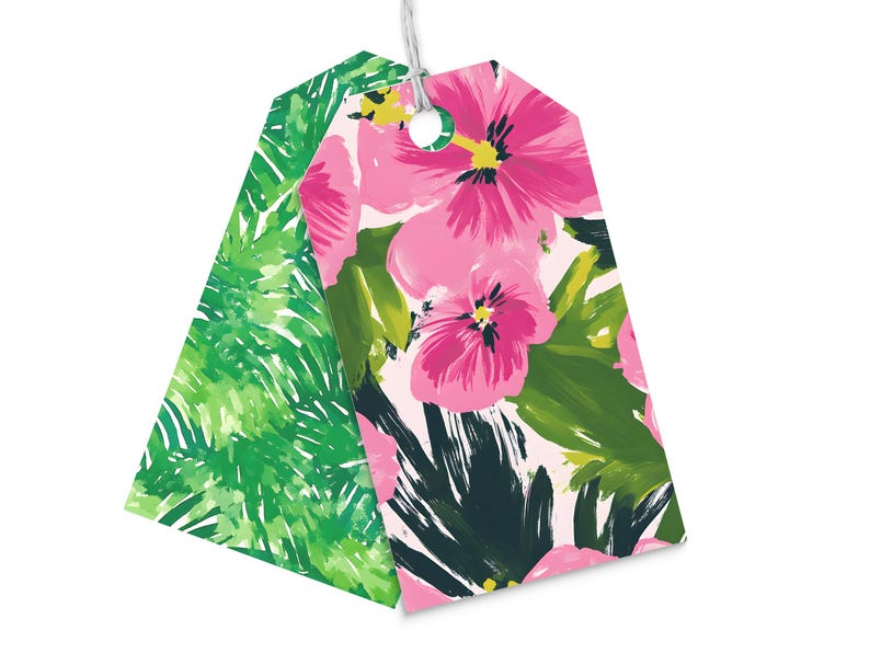 Puede incluir: Dos etiquetas de regalo con dise&ntilde;os florales. Una etiqueta presenta flores rosas con hojas verdes sobre un fondo blanco. La otra etiqueta presenta hojas verdes sobre un fondo blanco.