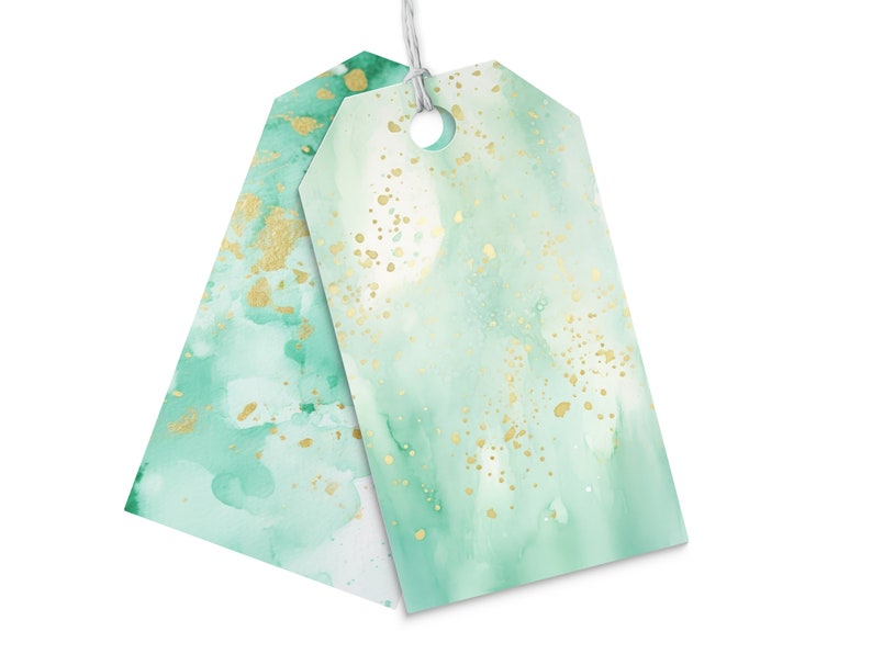 K&ouml;nnte beinhalten: Zwei gr&uuml;ne und goldene Geschenkanh&auml;nger mit Aquarelldesign. Die Anh&auml;nger haben oben ein Loch f&uuml;r eine Schnur oder ein Band.