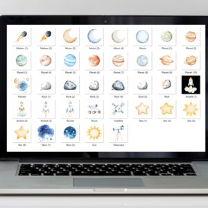 Puede incluir: Una pantalla digital que muestra una variedad de ilustraciones de acuarela de objetos con tem&aacute;tica espacial, incluidos planetas, estrellas, cohetes y un rover. Las ilustraciones est&aacute;n organizadas en un formato de cuadr&iacute;cula con etiquetas debajo de cada imagen.