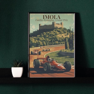 Könnte beinhalten: Gerahmtes Vintage-Poster des Imola Emilia Romagna Grand Prix. Das Kunstwerk zeigt rote Rennwagen auf einer Rennstrecke, mit einer Burg auf einem Hügel im Hintergrund. Das Poster hat einen Retro-Stil.