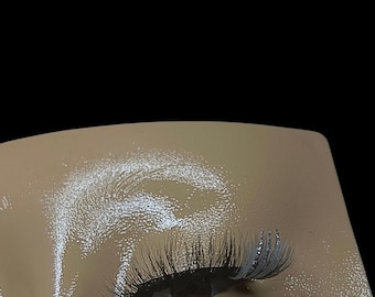 Weiß gestreifte Wimpernstreifen - Einzigartige Glitzer False Lashes für schillernde Augen Looks, STRIPEZ