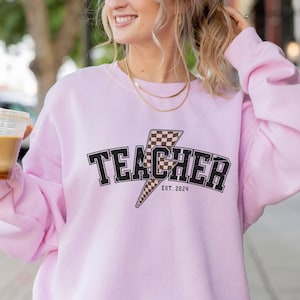Retro Teacher Crewneck Sweatshirt for women Lighting Checkered Sweater Gift for Teacher Vintage Appreciation Gift for Elementary Teacher