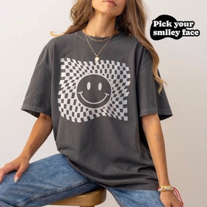 Comfort Colors smiley face shirt for women custom groovy checkered tee for her trendy retro wavy t-shirt for boho gifts for happy smile mood