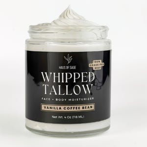 Peut inclure: Un pot en verre transparent rempli de beurre de suif fouetté blanc. Le pot porte une étiquette noire avec le texte blanc "WHIPPED TALLOW" et "VANILLA COFFEE BEAN". Le pot contient 118 ml de produit.