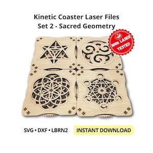 Puede incluir: Juego de cuatro posavasos de madera cortados con láser con diseños geométricos. Cada posavasos presenta un patrón único, incluyendo una estrella, una espiral, una forma de flor y una figura geométrica. Los posavasos están etiquetados como "Kinetic Coaster Laser Files Set 2 - Sacred Geometry."