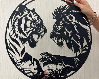 Silueta de tigre y león en un duelo, arte mural de metal cortado con láser, arte moderno detallado, decoración de grandes felinos, obra de arte de encuentro con la vida silvestre