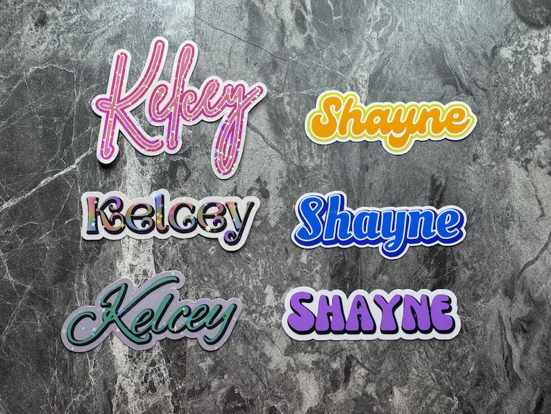 Puede incluir: Seis pegatinas de nombre brillantes y coloridas con los nombres "Kelcey", "Kelcey", "Shaynee", "Shaynee", "Shaynee" y "Kiley".