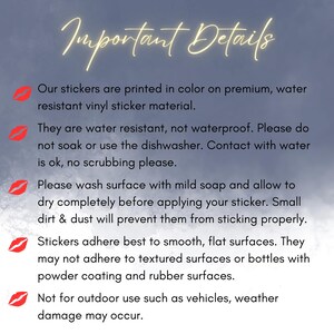 Puede incluir: Detalles importantes para el uso de pegatinas. Las pegatinas son resistentes al agua, pero no impermeables. Deben aplicarse en superficies lisas y planas y no deben utilizarse al aire libre.