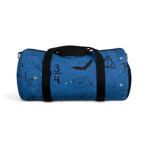 Pode incluir: Uma bolsa de viagem azul com zíper e alças pretas. A bolsa é coberta com um padrão de vários símbolos temáticos de Harry Potter, incluindo uma snitch, uma varinha mágica, um brasão da casa de Hogwarts e o número "3/4".