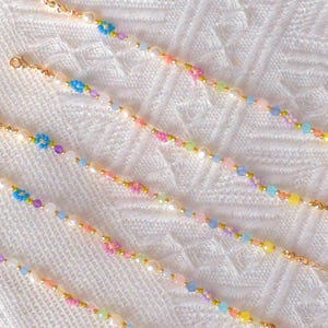 Bracelet réglable en perles et pierres précieuses fleurs Aurora Blossom, bijoux printaniers délicats floraux en perles pastel