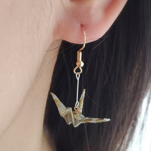 Eleganti orecchini a forma di gru origami, realizzati a mano con autentica carta washi Chiyogami, sorprendente combinazione di colori nero e oro, idea regalo accattivante