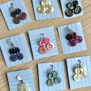 「ダーリン」ダングルボタンイヤリング - ステンレススチール製フィッシュフックイヤリング