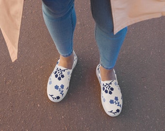 Women’s slip-on canvas shoes - Blue and white blossoms