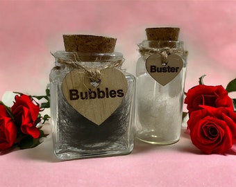 Tarro conmemorativo de mascotas personalizado - Vidrio personalizado de recuerdo de piel de mascota - Perro de mascota de recuerdo - Regalo de puente arco iris - Corazón y encanto de madera grabados