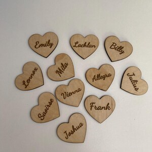 Etiqueta de madeira personalizada, etiquetas personalizadas em formato de coração, cartões de lugar de casamento personalizados, etiquetas de presente, decorações de mesa, dia dos namorados