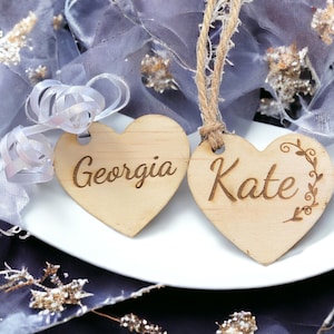 Etiqueta de madeira personalizada, etiquetas personalizadas em formato de coração, cartões de lugar de casamento personalizados, etiquetas de presente, decorações de mesa, dia dos namorados
