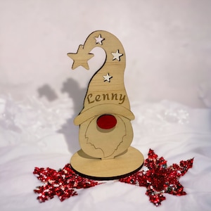 Gnomo indipendente personalizzato, Decorazione natalizia da tavolo, Segnaposti in legno, Impostazione nomi, Regalo personalizzato personalizzato, Gnomi di legno