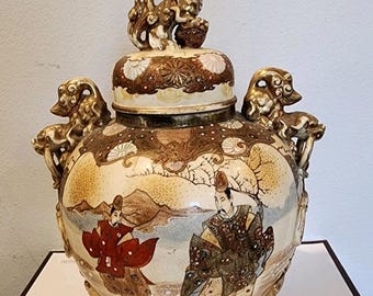 Urna antigua firmada por el artista Meiji Periodo Meiji Satsuma Foo Dog Jar pintada a mano 12" de alto