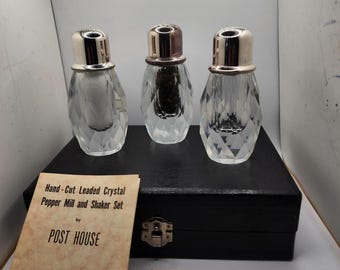 Juego vintage de 3 molinillos de sal, pimienta y especias de cristal importado tallado a mano con diseño de casa de postes.
