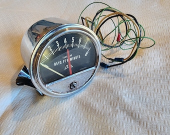 Tacómetro cromado de 8000 rpm de la marca American Parts Co., de la década de 1950, con soporte de montaje.