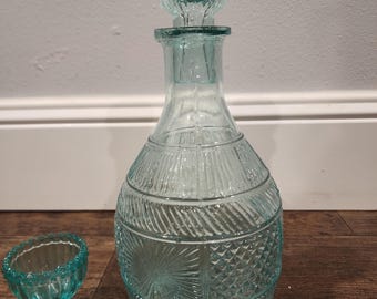 Decantador vintage Clevenger Brothers "Stoddard" azul aguamarina de la década de 1950 con vaso de chupito de 25,4 cm (10").