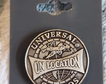 Insignia de coleccionista de metal vintage de Universal Studios "En el lugar de rodaje"