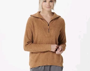 Nuevo suéter Barefoot Dreams con media cremallera y corte asimétrico, color miel, talla grande.