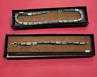 Conjunto de collar y pulsera vintage NUEVO con barra rectangular acanalada texturizada en tono plateado.