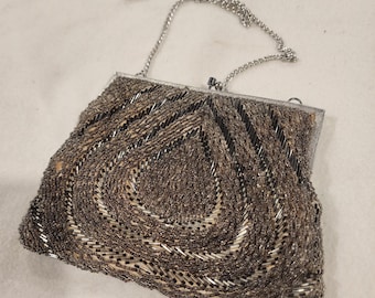 Bolso de noche vintage estilo art déco con cuentas y forma de concha, color cobre, marrón y correa de cadena plateada, 7" x 6".