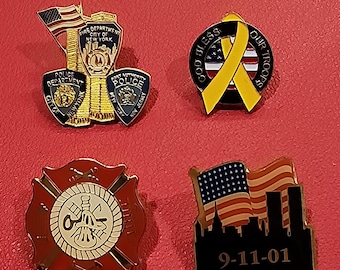 Lote VINTAGE de 4 pines diferentes: 3 pines conmemorativos del 11/09/2001 y 1 cruz del Departamento de Bomberos.