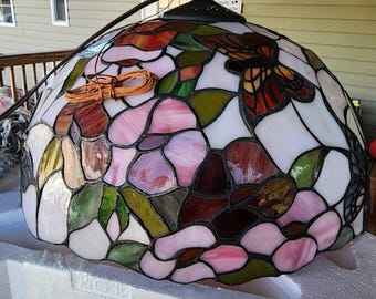 Lámpara colgante grande Morning Meadow de Dale Tiffany, estilo vintage, con mariposas.