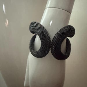 Vintage skulpturalt metallnätarmband, kanonmetall, modernistiskt statement-armband, vävt nät, 1980-talets 1990-talets