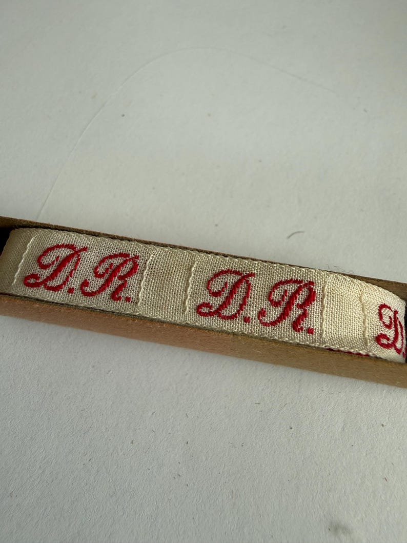 Initials D R - Vintage French Monogram Labels in Original Box | Initiales Tissées Grand Teint Linen Marking Labels | French Haberdashery image 4