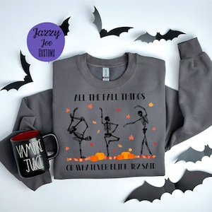 Puede incluir: Sudadera gris con un gráfico de esqueleto negro y el texto "All the Fall Things or Whatever Blink-182 Said".