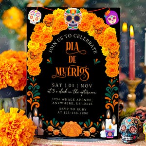 Peut inclure: Une invitation noire pour le Dia de Muertos avec une arche florale orange, des illustrations de têtes de mort et du texte. L'invitation comprend les détails de l'événement tels que la date, l'heure et le lieu. Des bougies décoratives et des têtes de mort sont au premier plan.