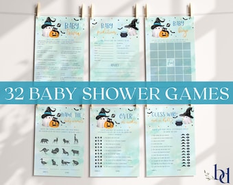 Op de afbeelding: Een set van zes lichtblauwe babyshower-spelkaarten met Halloween-illustraties van geesten met heksenhoeden, zwarte katten en pompoenen. De kaarten bevatten titels, gedrukte tekst en spelrasters voor activiteiten zoals babytrivia, voorspellingen en bingo.