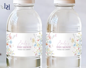 Op de afbeelding: Twee doorzichtige plastic waterflessen met etiketten met een bloemenmotief en de tekst "Emily's Baby Shower Thanks for coming!"