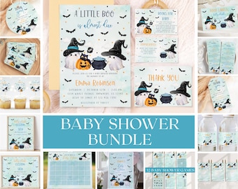 Puede incluir: Un paquete de baby shower con temática de Halloween. El paquete incluye invitaciones, tarjetas de agradecimiento, etiquetas para alimentos, etiquetas para botellas de agua, adornos para cupcakes y juegos. El diseño presenta fantasmas, murciélagos, calderos y calabazas en un esquema de color azul y blanco.