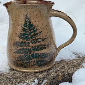 Brocca in ceramica a forma di felce, brocca in gres, brocca per l'acqua, brocca in ceramica, brocca, brocca fatta a mano, arte in ceramica