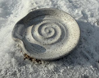 Reposacucharas de cerámica hecho a mano: Decoración rústica para la cocina