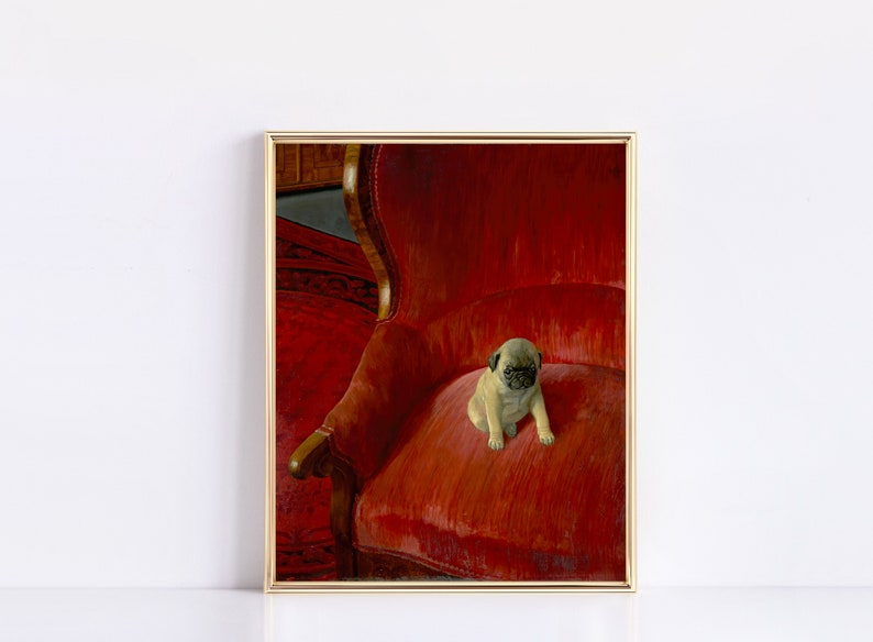 Puede incluir: Impresi&oacute;n enmarcada que presenta un cachorro de pug sentado en un sill&oacute;n rojo. La obra de arte tiene una est&eacute;tica vintage, con un marco dorado y se centra en el perro y la textura de la silla.