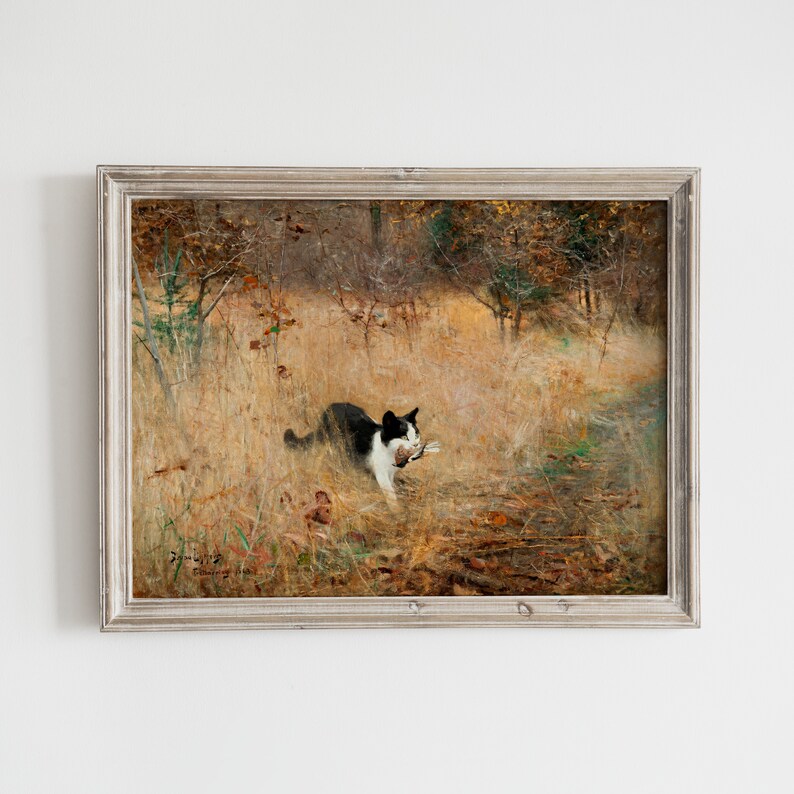 K&ouml;nnte beinhalten: Gerahmtes Vintage-Gem&auml;lde, das eine schwarz-wei&szlig;e Katze zeigt, die Beute durch hohes, trockenes Gras tr&auml;gt. Das Kunstwerk verwendet eine ged&auml;mpfte Farbpalette aus Braun-, Gr&uuml;n- und Gelbt&ouml;nen mit einer detaillierten Darstellung einer nat&uuml;rlichen Au&szlig;enszene.
