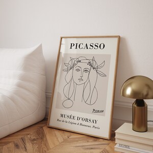 Puede incluir: Una impresi&oacute;n art&iacute;stica enmarcada con un dibujo lineal del rostro de una mujer, con el nombre "Picasso" en la parte superior. La impresi&oacute;n incluye el texto "Mus&eacute;e d'Orsay" y "Rue de la L&eacute;gion d'Honneur, Paris". El marco es marr&oacute;n claro.