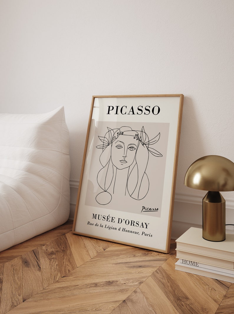 Puede incluir: Una impresi&oacute;n art&iacute;stica enmarcada con un dibujo lineal del rostro de una mujer, con el nombre "Picasso" en la parte superior. La impresi&oacute;n incluye el texto "Mus&eacute;e d'Orsay" y "Rue de la L&eacute;gion d'Honneur, Paris". El marco es marr&oacute;n claro.