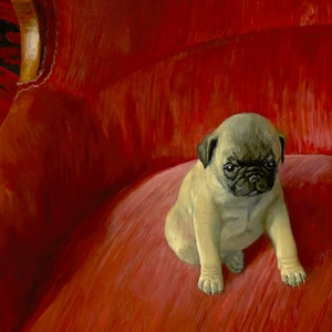 Puede incluir: Pintura de un cachorro de pug con pelaje beige y rasgos faciales negros. El cachorro est&aacute; sentado sobre una superficie roja, posiblemente un coj&iacute;n o un mueble tapizado. El fondo es un degradado de rojo.