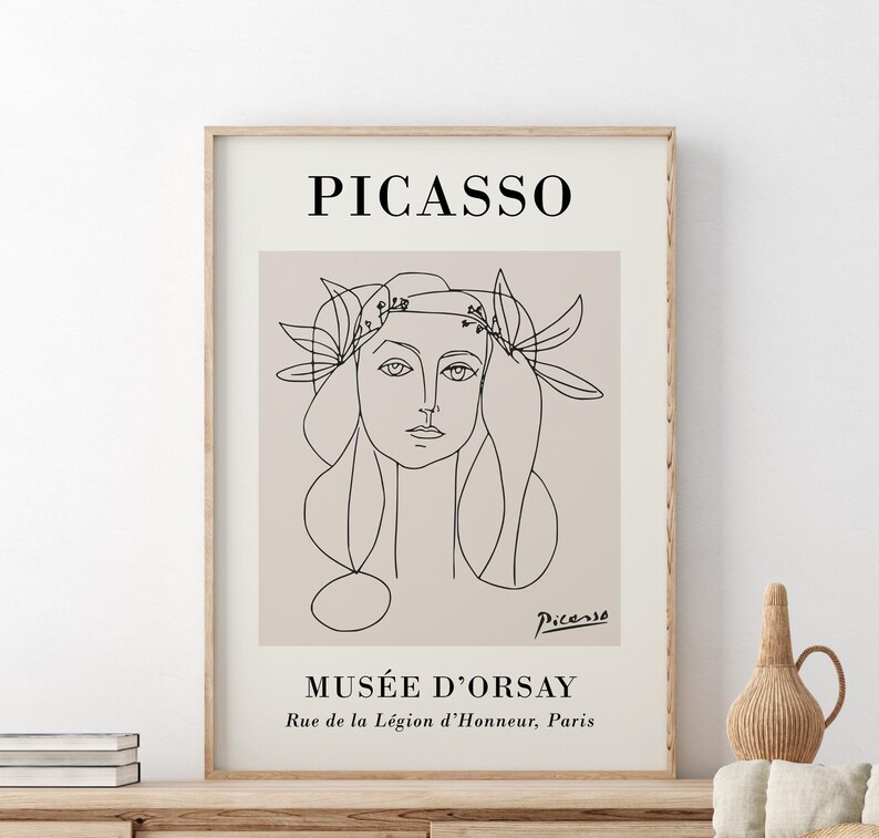 Puede incluir: Una impresi&oacute;n art&iacute;stica enmarcada con un dibujo lineal de Picasso de un rostro femenino con elementos florales. La impresi&oacute;n incluye el nombre "PICASSO" en la parte superior y "MUS&Eacute;E D'ORSAY" en la parte inferior, con la firma del artista.