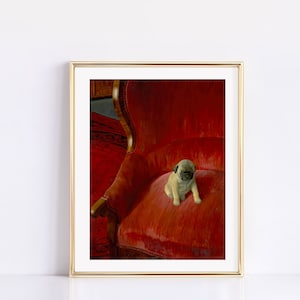 Puede incluir: Una impresi&oacute;n enmarcada que presenta un cachorro de pug sentado en un sill&oacute;n rojo y afelpado. El perro tiene un pelaje marr&oacute;n y una cara negra. El sill&oacute;n es de color rojo intenso y la impresi&oacute;n est&aacute; en un marco dorado.