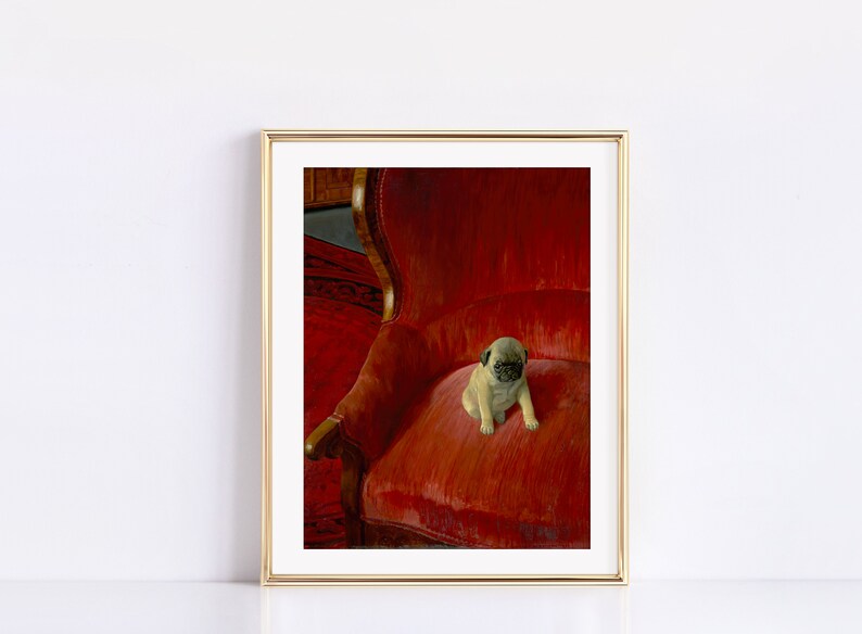 Puede incluir: Una impresi&oacute;n enmarcada que presenta un cachorro de pug sentado en un sill&oacute;n rojo y afelpado. El perro tiene un pelaje marr&oacute;n y una cara negra. El sill&oacute;n es de color rojo intenso y la impresi&oacute;n est&aacute; en un marco dorado.