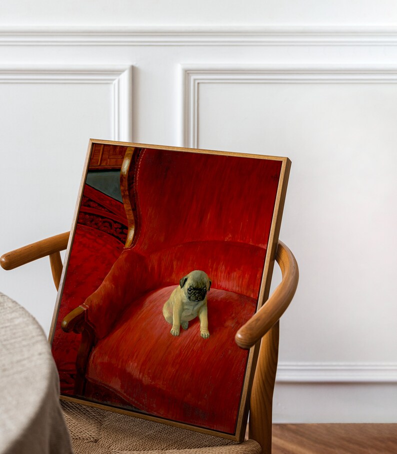 Puede incluir: Una impresi&oacute;n enmarcada que presenta un cachorro pug sentado en un sill&oacute;n rojo. La obra de arte tiene una paleta de colores c&aacute;lidos, con el pelaje canela del perro contrastando con el rojo intenso de la silla. El marco es de color madera clara.