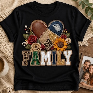 Peut inclure: Un t-shirt noir avec un grand motif en forme de cœur composé de diverses textures, dont du cuir marron, du jean bleu, des paillettes dorées et un imprimé léopard. Le cœur est entouré de fleurs en tissu et du mot FAMILY en lettres texturées.
